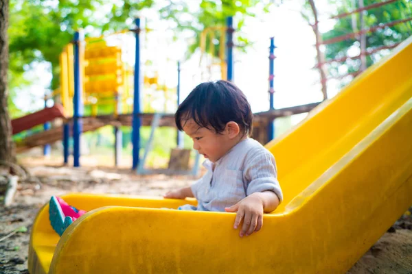 Malý Asijský Chlapec Hraje Plastový Posuvník Dítě Hřišti Městský Park — Stock fotografie