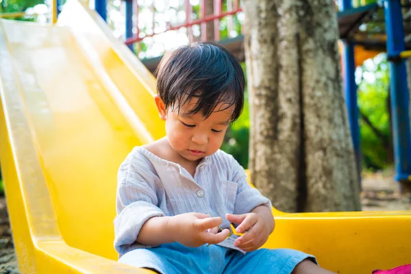 Malý Asijský Chlapec Hraje Plastový Posuvník Dítě Hřišti Městský Park — Stock fotografie
