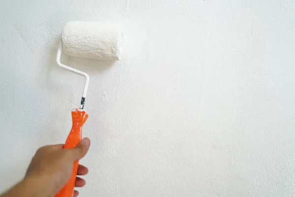 Pintar Mano Rodillo Color Blanco Mantenimiento Pared Casa Renovar Concepto — Foto de Stock