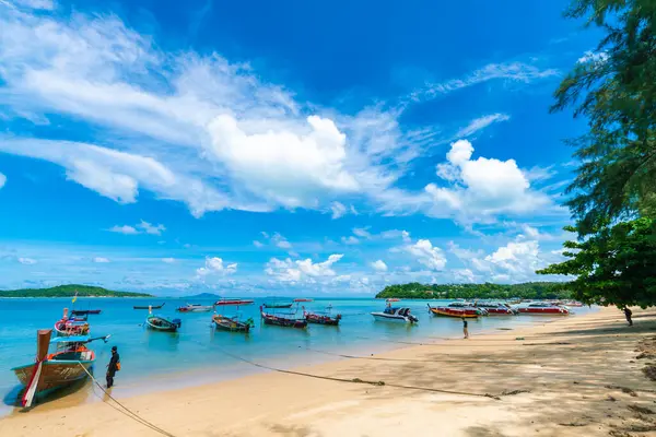 Reisen Sie Mit Einem Langen Holzboot Auf Dem Weißen Strand — Stockfoto