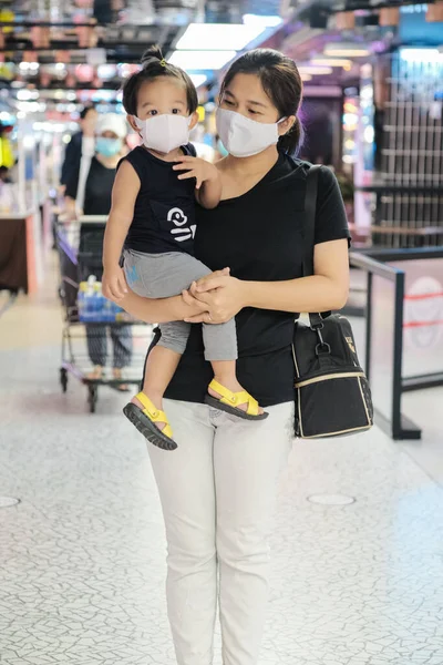 Madre Que Lleva Compras Niño Pequeño Desgaste Del Supermercado Máscara —  Fotos de Stock