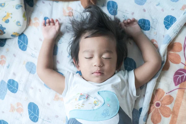 Küçük Çocuk Battaniyenin Üzerinde Yatıp Dinleniyor — Stok fotoğraf