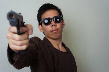 Beyaz arka planda yarı otomatik silahlı güçlü bir katil, suç kavramı.