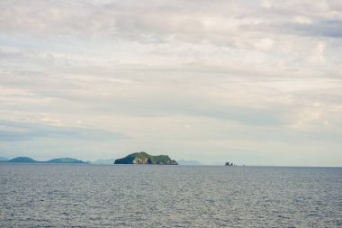 Deniz manzarası ve mavi gökyüzü yaz konsepti sabahı