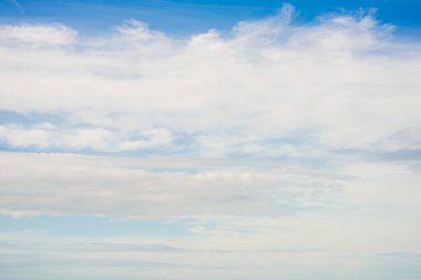 Mavi gökyüzü arkaplanı ve küçük bulut doğa sahnesi