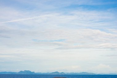 Deniz manzarası ve mavi gökyüzü yaz konsepti sabahı