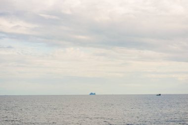 Deniz manzarası ve mavi gökyüzü yaz konsepti sabahı