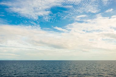 Deniz manzarası ve mavi gökyüzü yaz konsepti sabahı