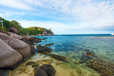 Rocky sahili sahili deniz manzarası sabah sade okyanus, Koh Tao Tayland