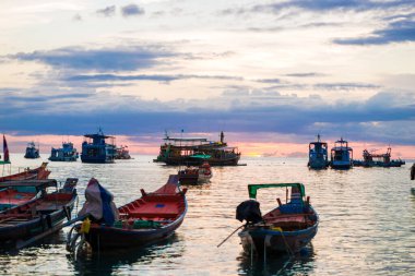 Güzel bulutlu gökyüzü günbatımı silueti plajda, Deniz Burnu