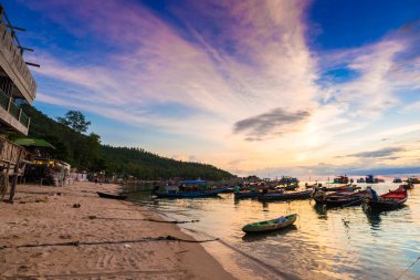 Güzel bulutlu gökyüzü günbatımı silueti plajda, Deniz Burnu