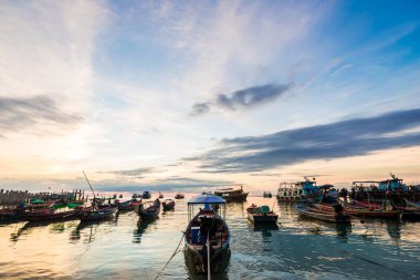 Güzel bulutlu gökyüzü günbatımı silueti plajda, Deniz Burnu