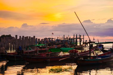 Güzel bulutlu gökyüzü günbatımı silueti plajda, Deniz Burnu