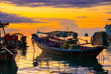 Körfezdeki siluet tekne renkli gökyüzü günbatımı doğa manzarası
