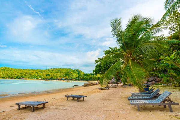 Silla Playa Vacía Arena Blanca Con Palmera Coco Paraíso Mar — Foto de Stock