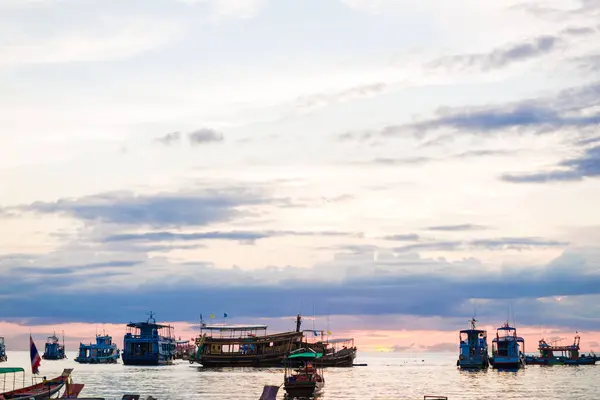 Beau Nuage Ciel Coloré Coucher Soleil Silhouette Bateau Sur Plage — Photo