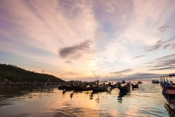 Schöne Wolke Bunten Himmel Sonnenuntergang Silhouette Boot Strand Seascape — Stockfoto