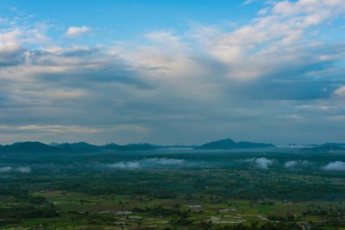 Manzaralı dağ gündoğumu. Bulutlu mavi gökyüzü. Yaz tatili geçmişi.
