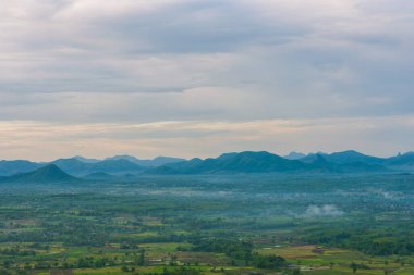 Manzaralı dağ gündoğumu. Bulutlu mavi gökyüzü. Yaz tatili geçmişi.