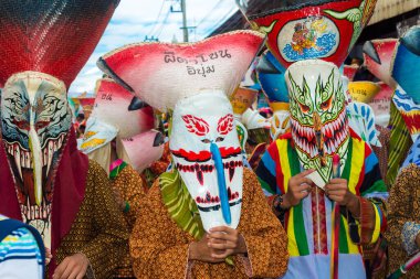 LOEI, THAILAND - 27 Haziran 2015: Tayland 'ın kuzeyindeki Loei ilinde düzenlenen Tayland Hayalet Festivali. Yağmur yağdırma seremonisi olarak kabul edilen festival, her yıl yağmur mevsiminin başında düzenlenir..