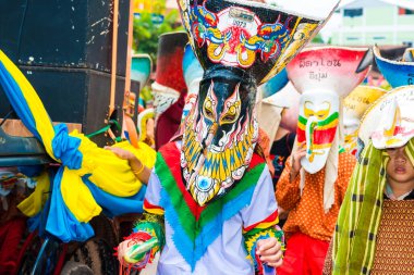 LOEI, THAILAND - 27 Haziran 2015: Tayland 'ın kuzeyindeki Loei ilinde düzenlenen Tayland Hayalet Festivali. Yağmur yağdırma seremonisi olarak kabul edilen festival, her yıl yağmur mevsiminin başında düzenlenir..