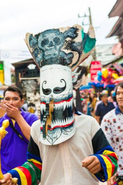 LOEI, THAILAND - 27 Haziran 2015: Tayland 'ın kuzeyindeki Loei ilinde düzenlenen Tayland Hayalet Festivali. Yağmur yağdırma seremonisi olarak kabul edilen festival, her yıl yağmur mevsiminin başında düzenlenir..