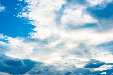 Doğa mavisi gökyüzü kabarık bulutlu sabah sahnesi, manzara arka planı