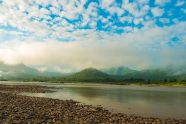 Huzurlu harika manzara sabah doğa manzarası sabah sisli dağ gölü