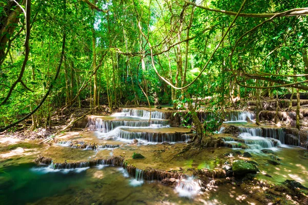 Wasserfall Tropischen Tiefen Wald Grün Baum Sonnenlicht Natürliche Landschaft — Stockfoto