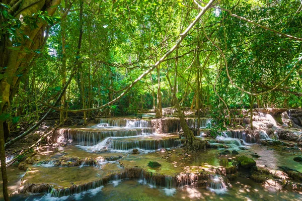 Piękny Wodospad Tropikalnym Lesie Głębinowym Tajlandia — Zdjęcie stockowe