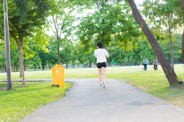 Mulheres Que Correm Estrada Parque Cidade Visão Traseira Noite — Fotografia de Stock