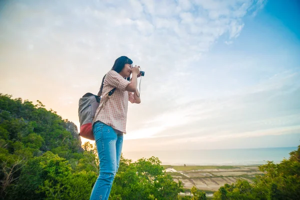 Fotógrafas Disfrutando Del Amanecer Montaña Paisaje Natural — Foto de Stock