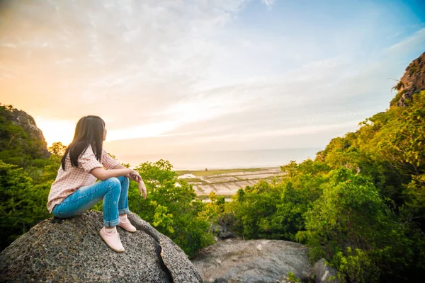 Photographer Women Enjoying Sunrise Mountain Nature Landscape — Stock Photo, Image