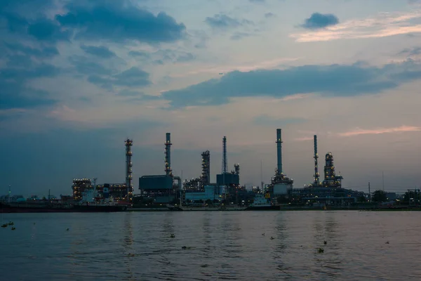 Oil Refinery Plant Twilight Petrochemical Industry Sunrise Riverside — Stock Photo, Image