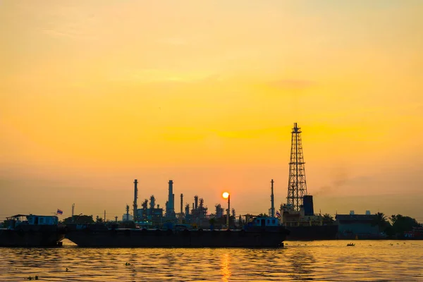 Oil Refinery Plant Twilight Petrochemical Industry Sunrise Riverside — Stock Photo, Image