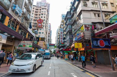 Hong Kong, Çin - 24 Ekim 2015: Merkezi Bölge Trafiği ve Asya uluslararası iş ve finans merkezinde şehir hayatı. Şehir dünyada en çok nüfuslu bölgelerden biridir. Hong Kong 24 Ekim 2015.