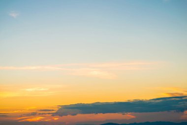 Gün batımından önce bulutlu güzel doğa arkaplan rengarenk gökyüzü dramatik ışık