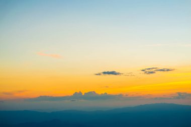 Gün batımından önce bulutlu güzel doğa arkaplan rengarenk gökyüzü dramatik ışık