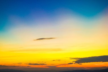 Renkli kümülüs günbatımı bulutları güneş doğayı örtüyor.