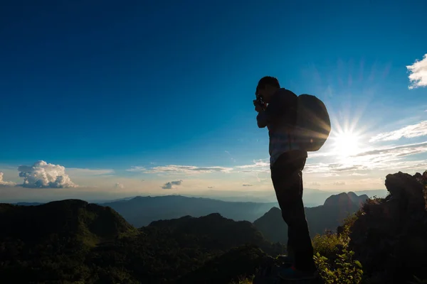 Photographer Man Standing Ledge Mountain Enjoying Beautiful Sunset Blue Sky — Stock Photo, Image