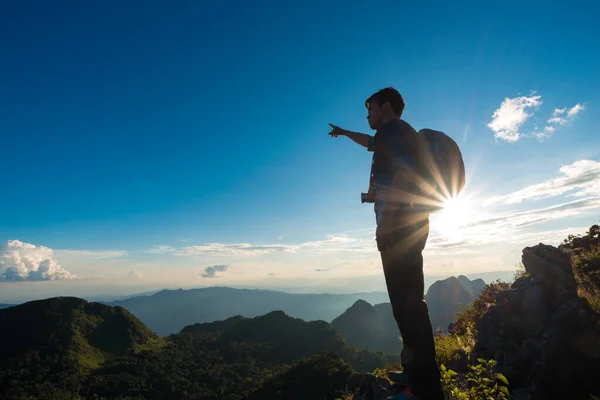 Fotógrafo Pie Cornisa Una Montaña Disfrutando Hermosa Puesta Sol Contra — Foto de Stock