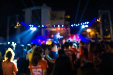 Konserdeki kalabalık ve bulanık sahne ışıkları festivali. Olay gecesi.
