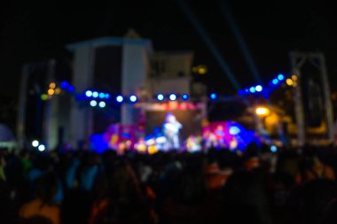 Konserdeki kalabalık ve bulanık sahne ışıkları festivali. Olay gecesi.