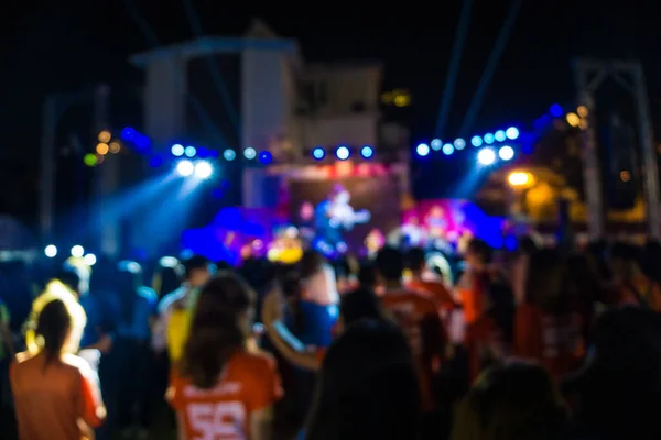 Publiek Bij Concert Wazig Kleurrijk Podium Lichten Festival Evenement Nacht — Stockfoto