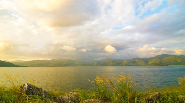 Renkli gökyüzü bulutlu gölde alacakaranlık gün batımı