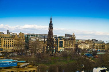 Eski şehir Edinburgh ve İskoçya 'daki Edinburgh şatosu manzarası. İngiltere