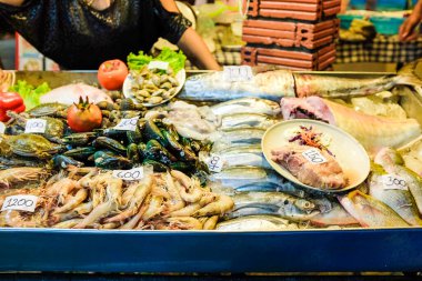 Buzda deniz ürünleri yerel balıkçılık gece pazarında, açık hava restoranında satılıyor.