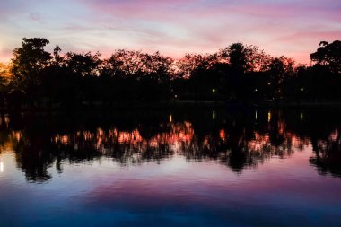 Doğa manzarası parktaki renkli gökyüzü bulutu, Alacakaranlık günbatımı