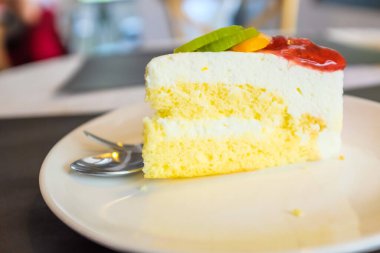 Böğürtlenli ve kivi meyveli leziz beyaz kremalı pasta.