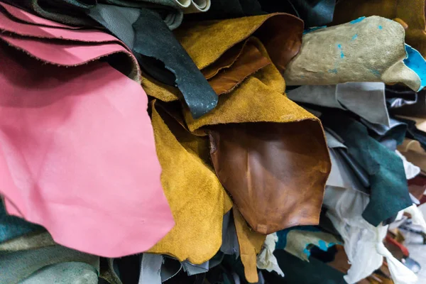 Çiğ inek, sebze, bronzlaşmış deri çarşaf, zanaat objesi.